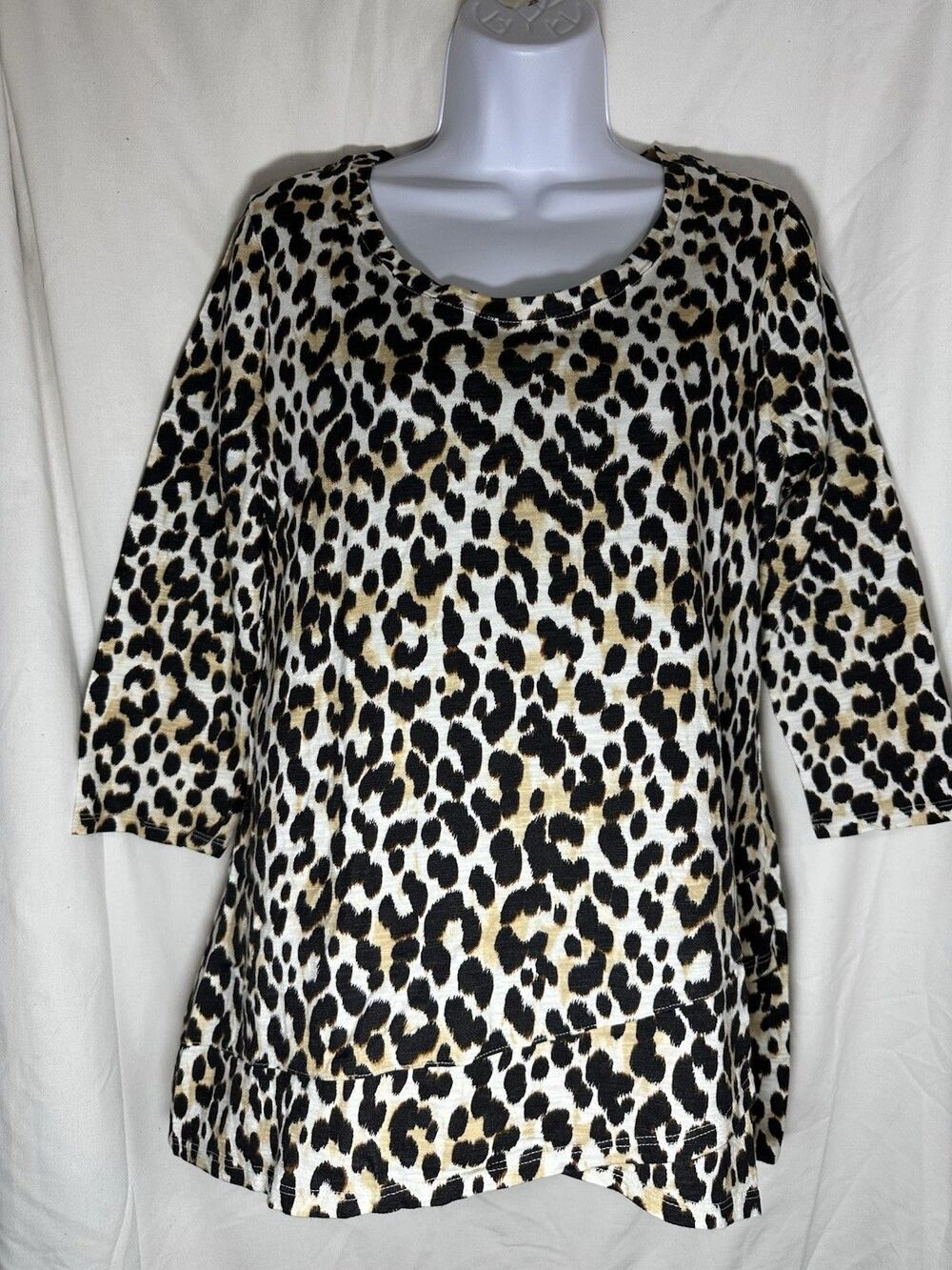 CHICO'S Leopard Print Tunic Top Womens Size 1 M Asymmetrical Hem 3/4